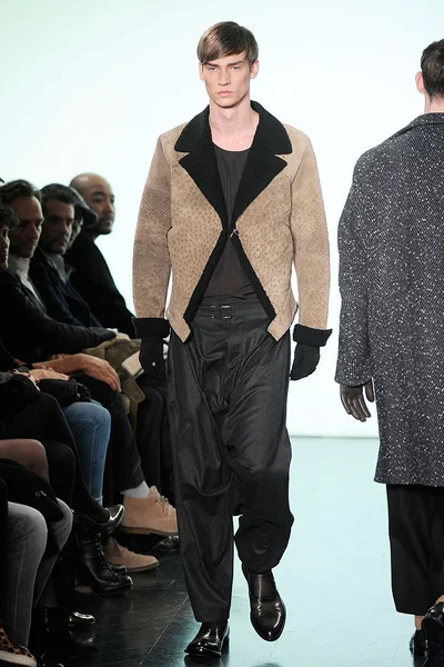 Look 16
